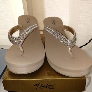 Thalia sodi thong sandals new in box